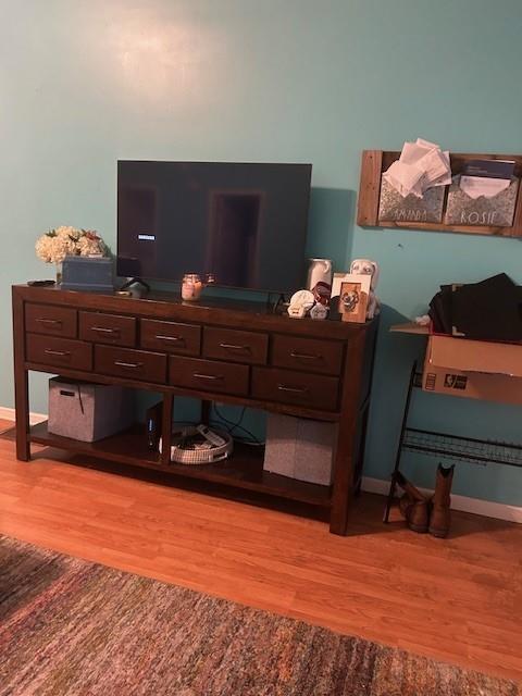 291 Highland Estates Commerce, GA 30529 - Photo 7 of 15 a room with furniture and lamp