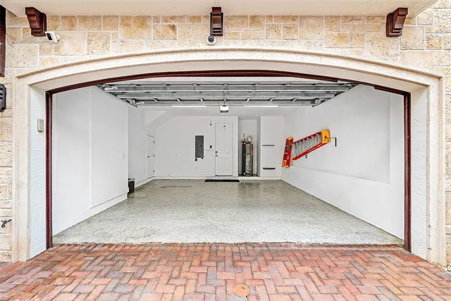a street sign with a view of palm trees
