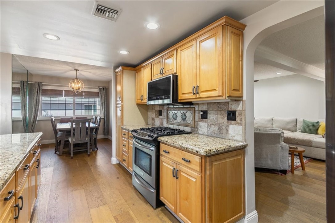 15657-15657 Devonshire Street Granada Hills, CA 91344 - Photo 7 of 39