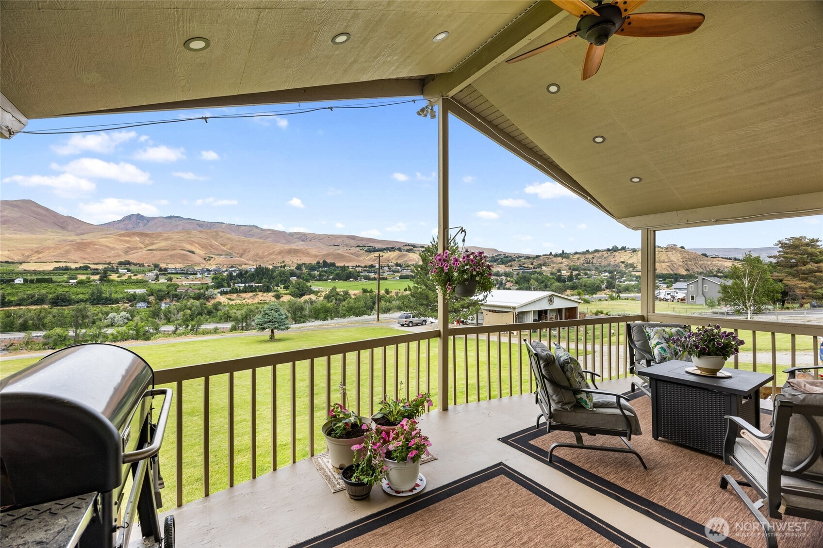 2049 Sleepy Hollow Road Wenatchee, WA 98801 - Photo 17 of 38