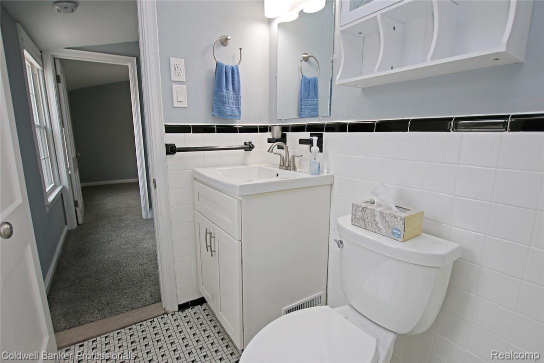 1890 Columbia Road Berkley, MI 48072 - Photo 26 of 42 27) Upstairs Bathroom.jpg
