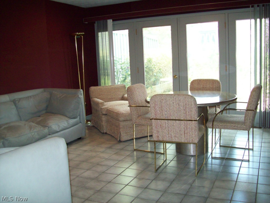 3883-2 Lander Road, Unit Q2 Chagrin Falls, OH 44022 - Photo 7 of 22 Family room with door to patio.