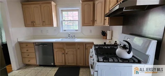 $699,900 | 10 North Drive, East Brunswick, NJ 08816
