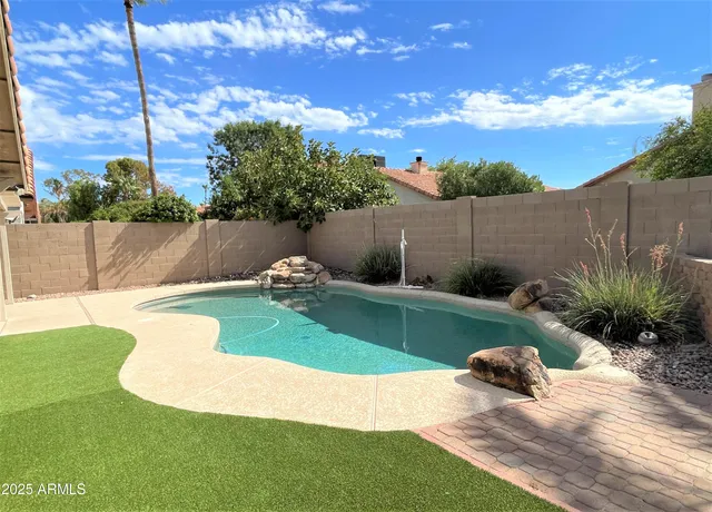 a view of a backyard