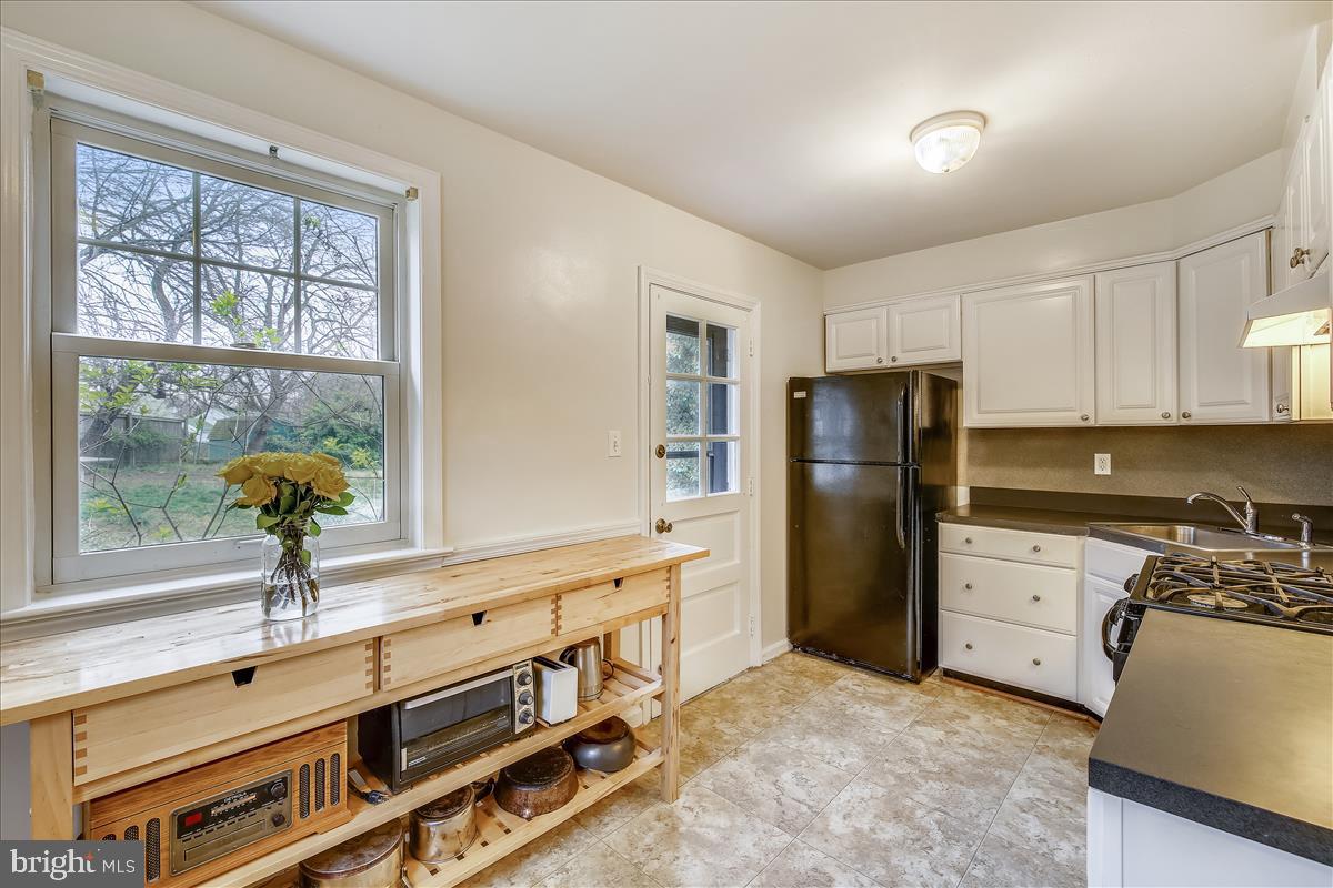 3813 Brightview Street Silver Spring, MD 20902 - Photo 11 of 32 Kitchen