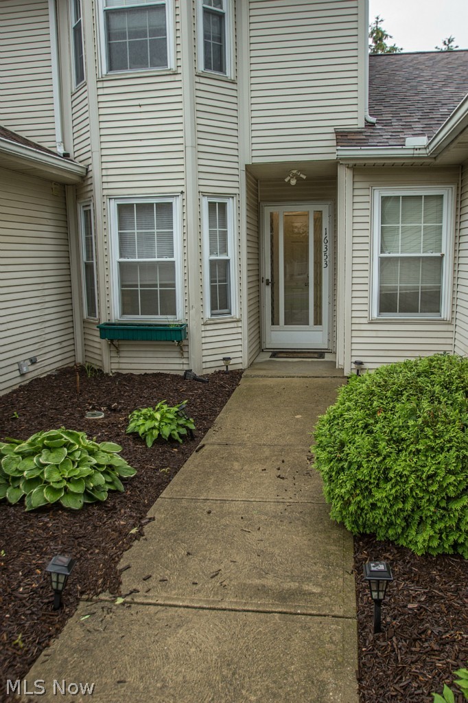 16353 Emerald Point Road Middleburg Heights, OH 44130 - Photo 3 of 25