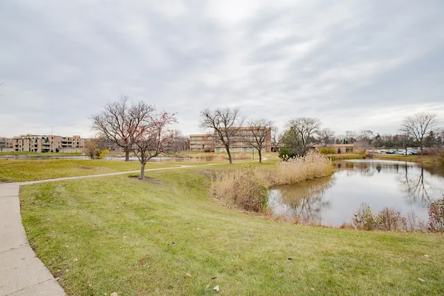 $149,900 | 1813 Hemlock Place, Unit 109, Schaumburg, IL 60173