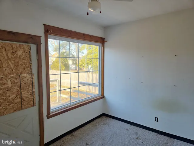 a view of empty room with window