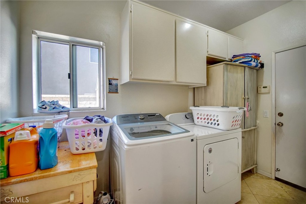 1072 Silvercreek Road Corona, CA 92882 - Photo 20 of 31 a utility room with dryer and washer