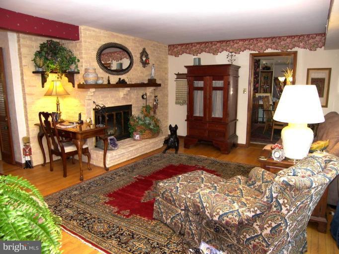 15401 Tierra Drive Silver Spring, MD 20906 - Photo 10 of 22 Living Room