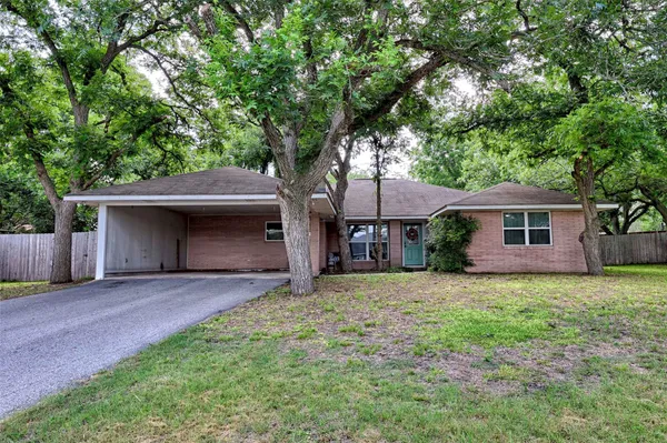 $365,000 | 725 South Market Street, Flatonia, TX 78941
