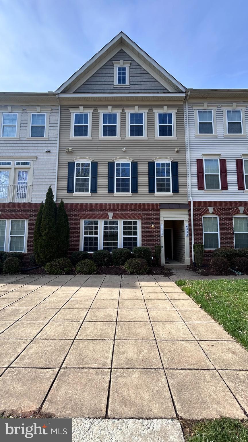 4888 Dane Ridge Circle Woodbridge, VA 22193 - Photo 2 of 2 a front view of a house with a yard