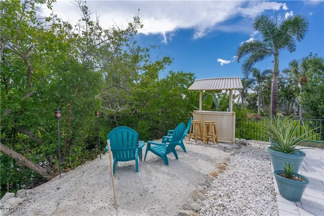 a chairs and table in a backyard