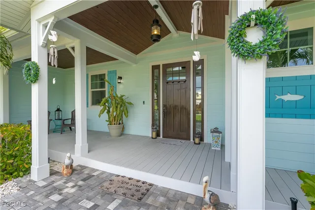 a view of entryway of house