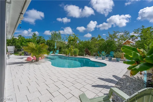 a view of a backyard