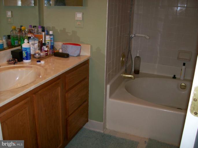 1515 Rochester Court Crofton, MD 21114 - Photo 8 of 26 Main Hall Bath