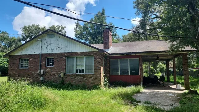 a view of a house with a yard and plants