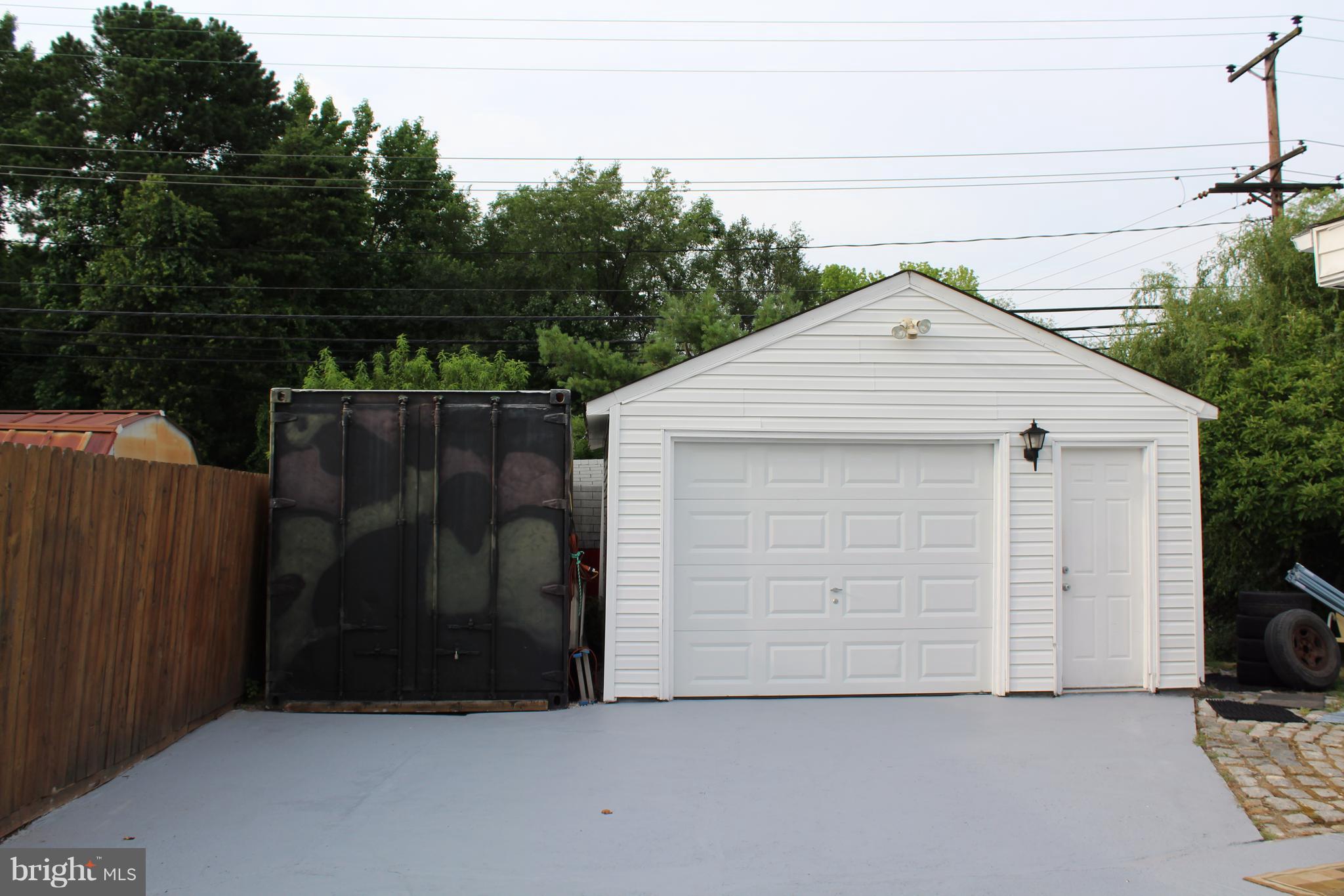 1800 Ridgewick Road Glen Burnie, MD 21061 - Photo 3 of 29 View over sized one car garage