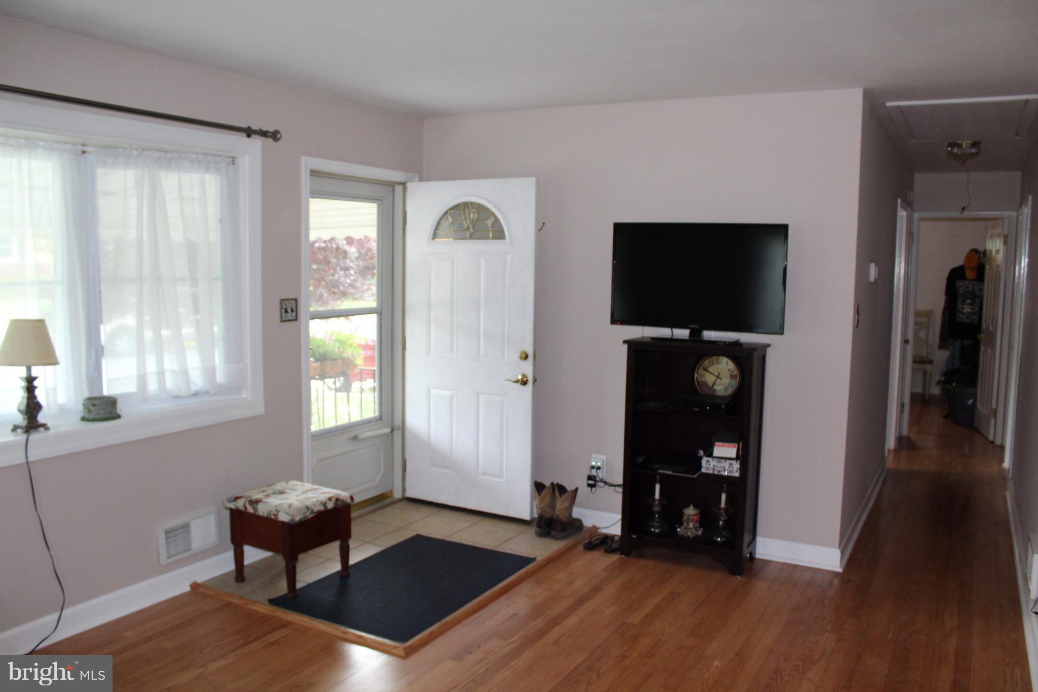 1800 Ridgewick Road Glen Burnie, MD 21061 - Photo 5 of 29 Living Room
