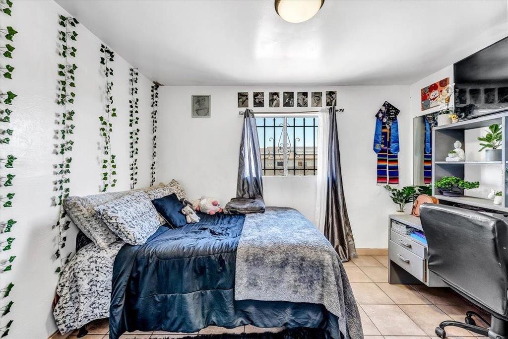 112 Serrano Place Soledad, CA 93960 - Photo 14 of 19 a living room with furniture and a window