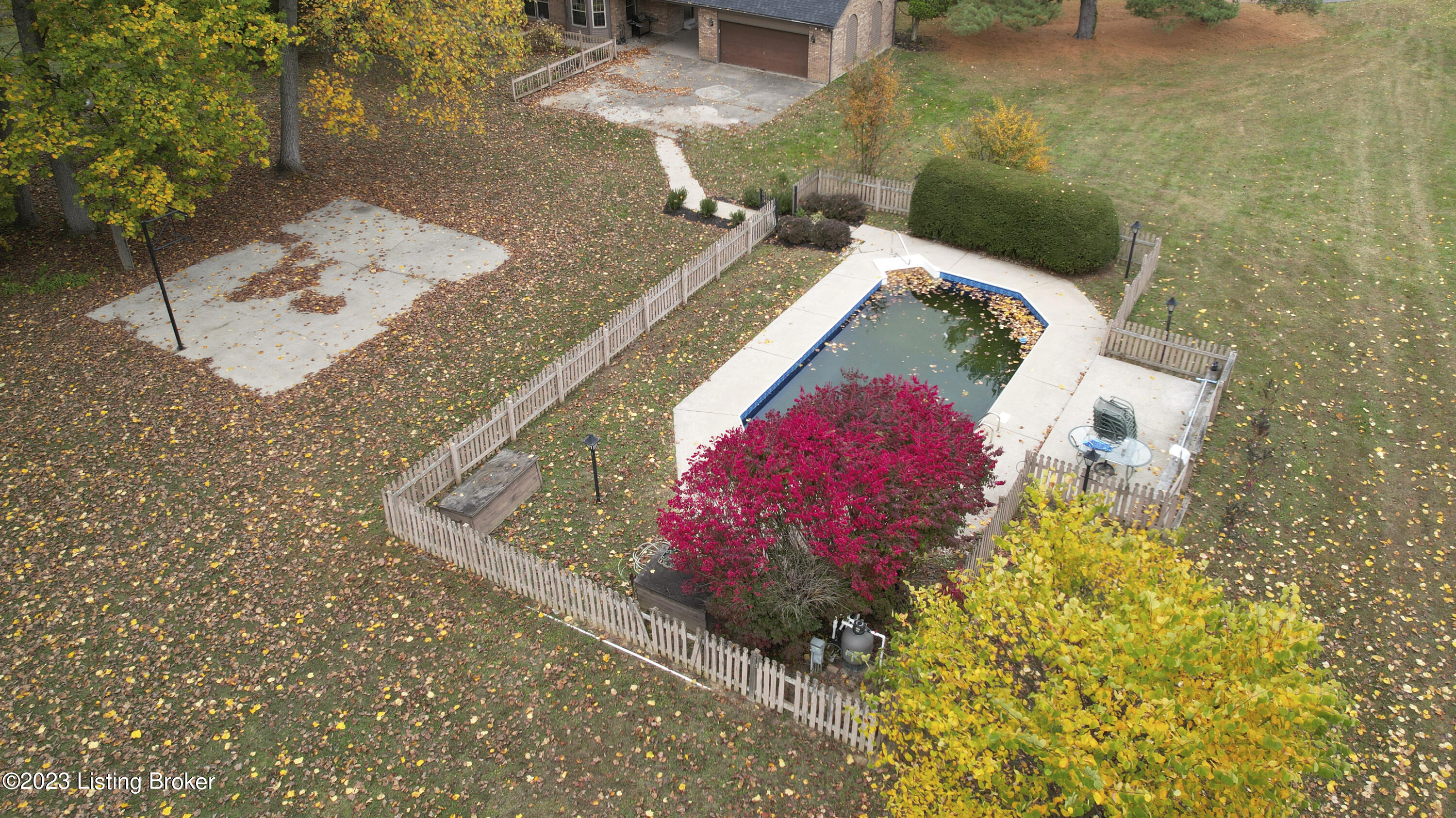 9898 Fairmount Road Louisville, KY 40291 - Photo 44 of 53 In Ground Pool