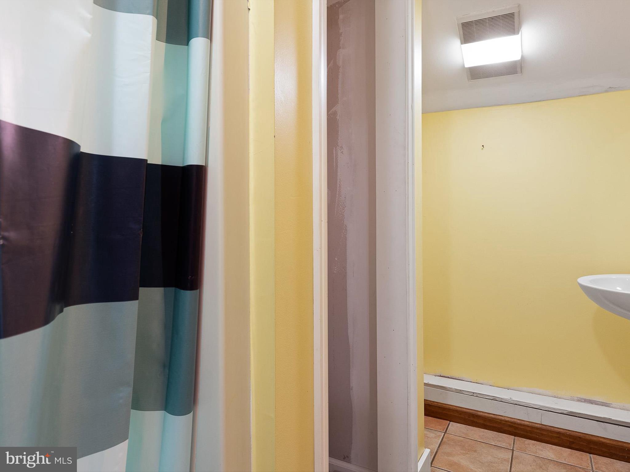 9 Park Lane Elkton, MD 21921 - Photo 6 of 35 Full Bathroom off of kitchen