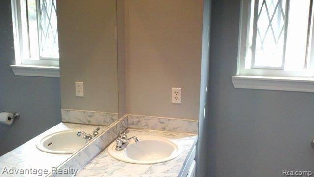 1987 Pondview Court Rochester, MI 48309 - Photo 11 of 19 2013-04-01_11-11-15_448.jpg