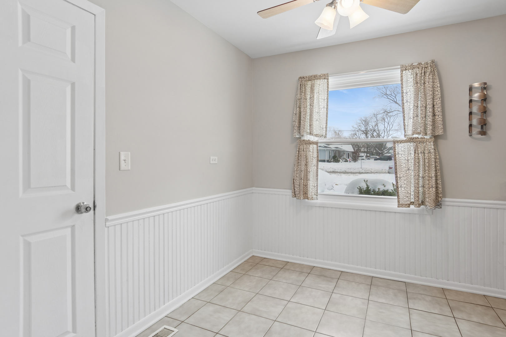 1902 North Washington Street Wheaton, IL 60187 - Photo 7 of 21 a view of an empty room with a window