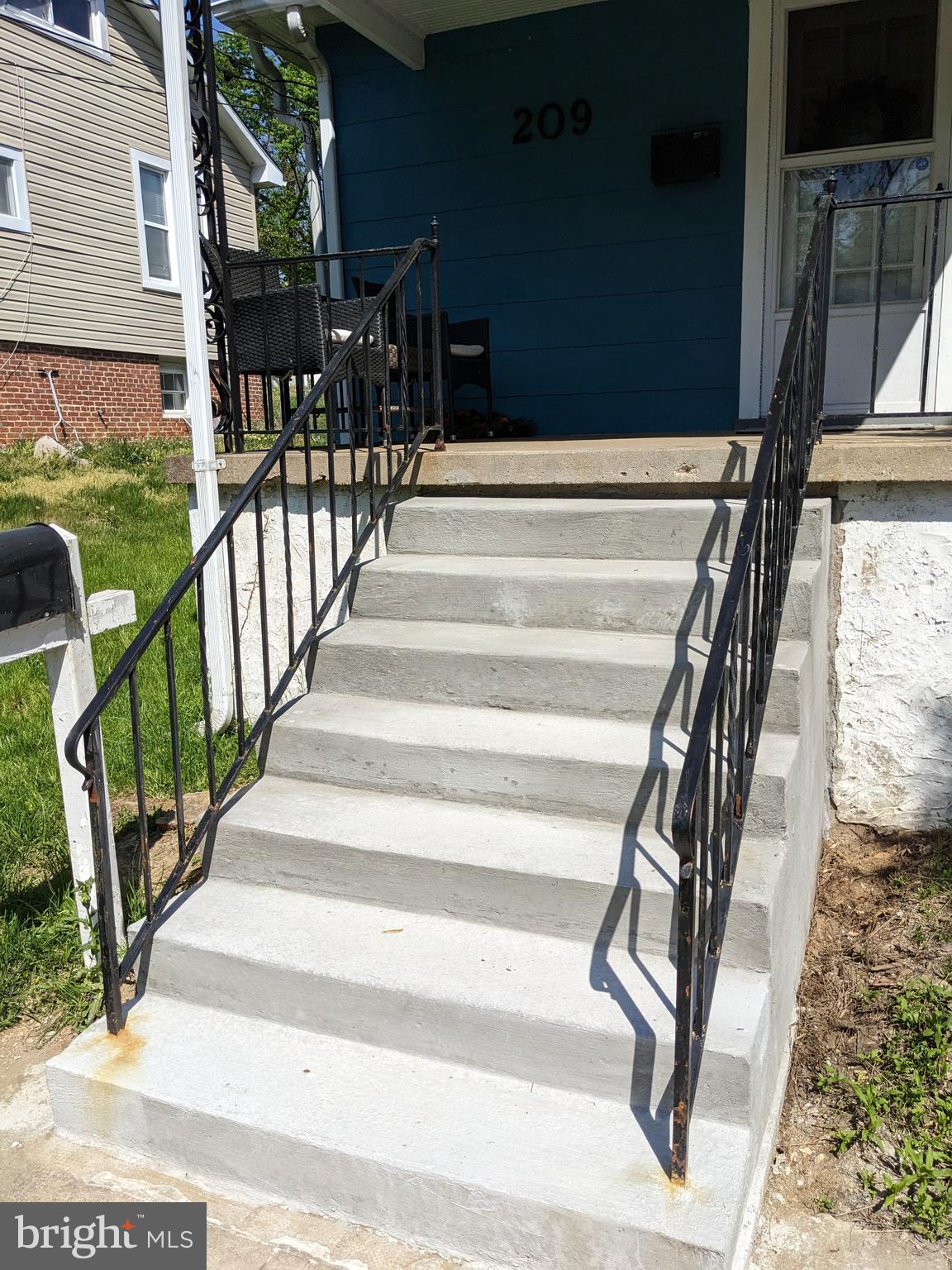 209 South Rock Glen Road Baltimore, MD 21229 - Photo 3 of 21