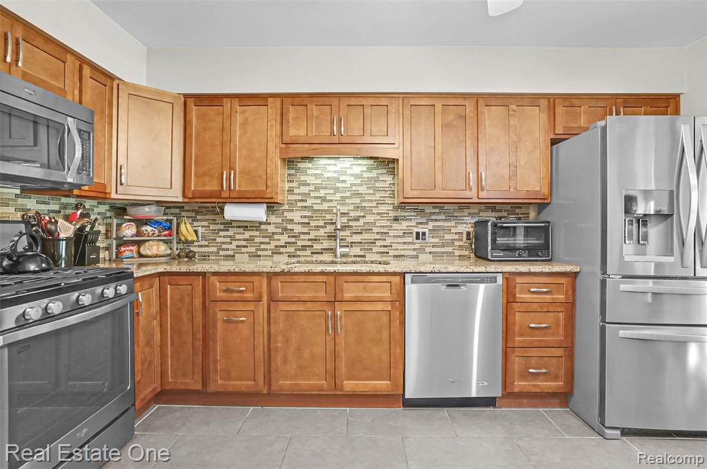 751 Eastbridge Court Rochester Hills, MI 48307 - Photo 13 of 48