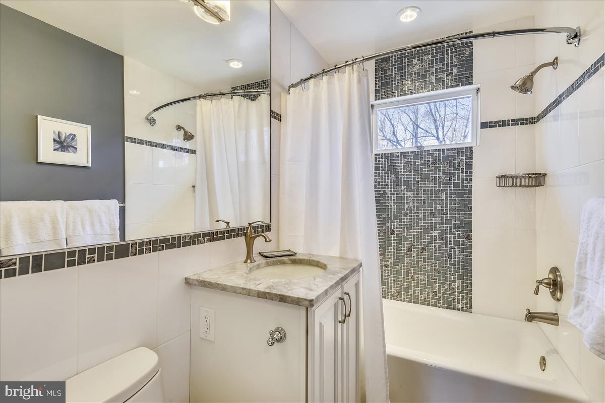 1944 Foxhall Road McLean, VA 22101 - Photo 21 of 39 Upper level hall bath