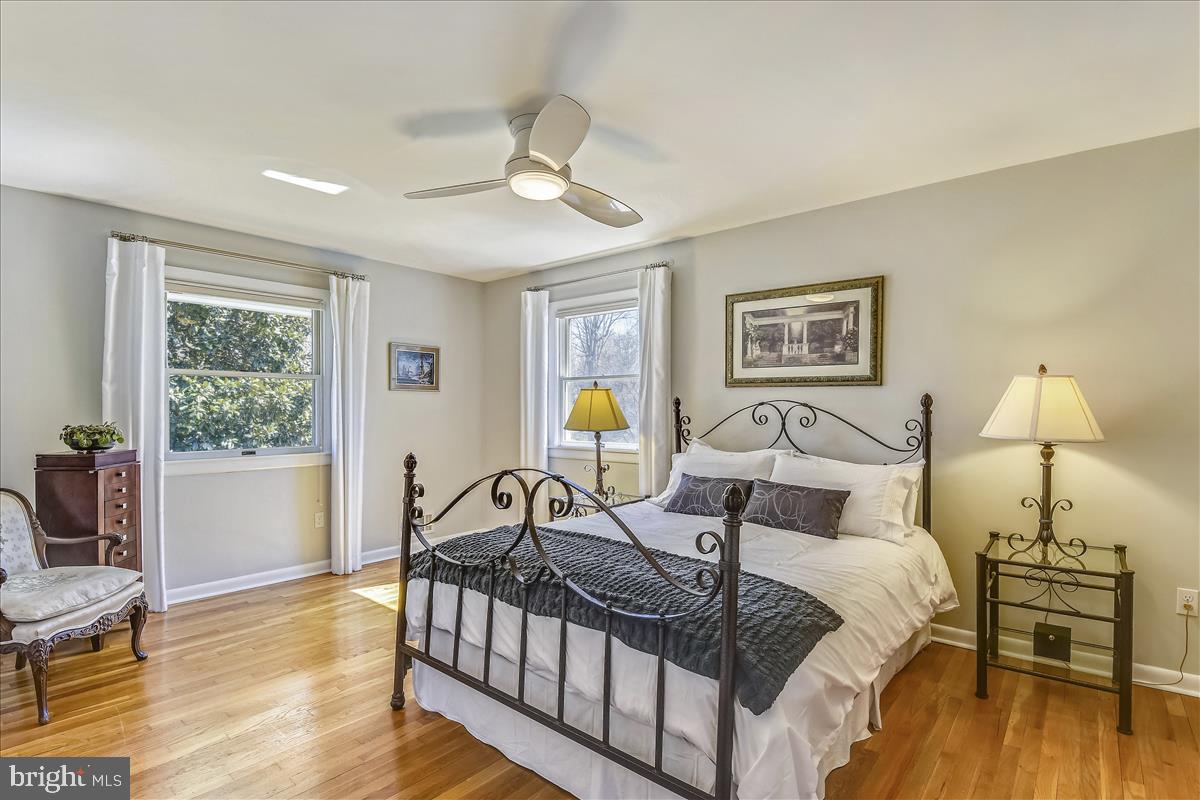 1944 Foxhall Road McLean, VA 22101 - Photo 7 of 39 Spacious Master bedroom with hardwood floos