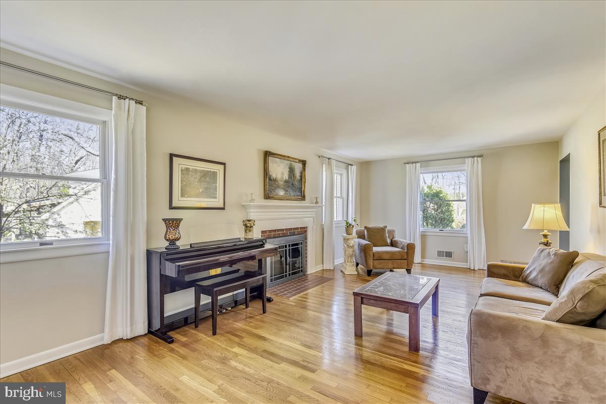 1944 Foxhall Road McLean, VA 22101 - Photo 9 of 39 Living room with lots of sunlight