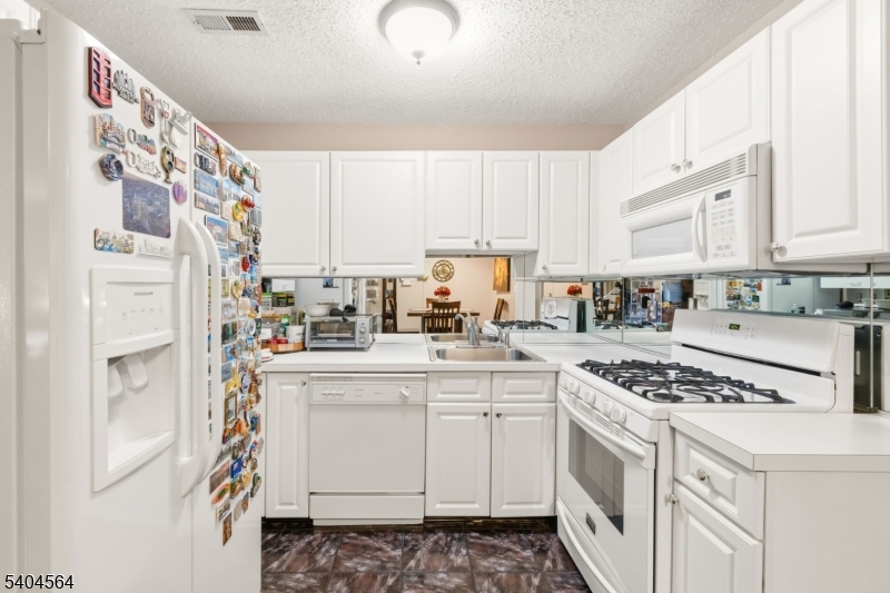 191 Prestwick Way Edison, NJ 08820 - Photo 5 of 20