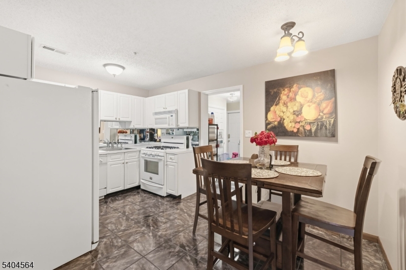 191 Prestwick Way Edison, NJ 08820 - Photo 6 of 20