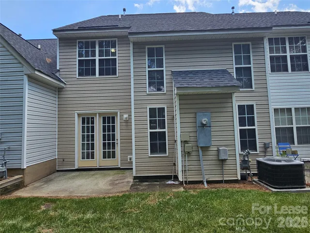 a view of front of a house with a yard