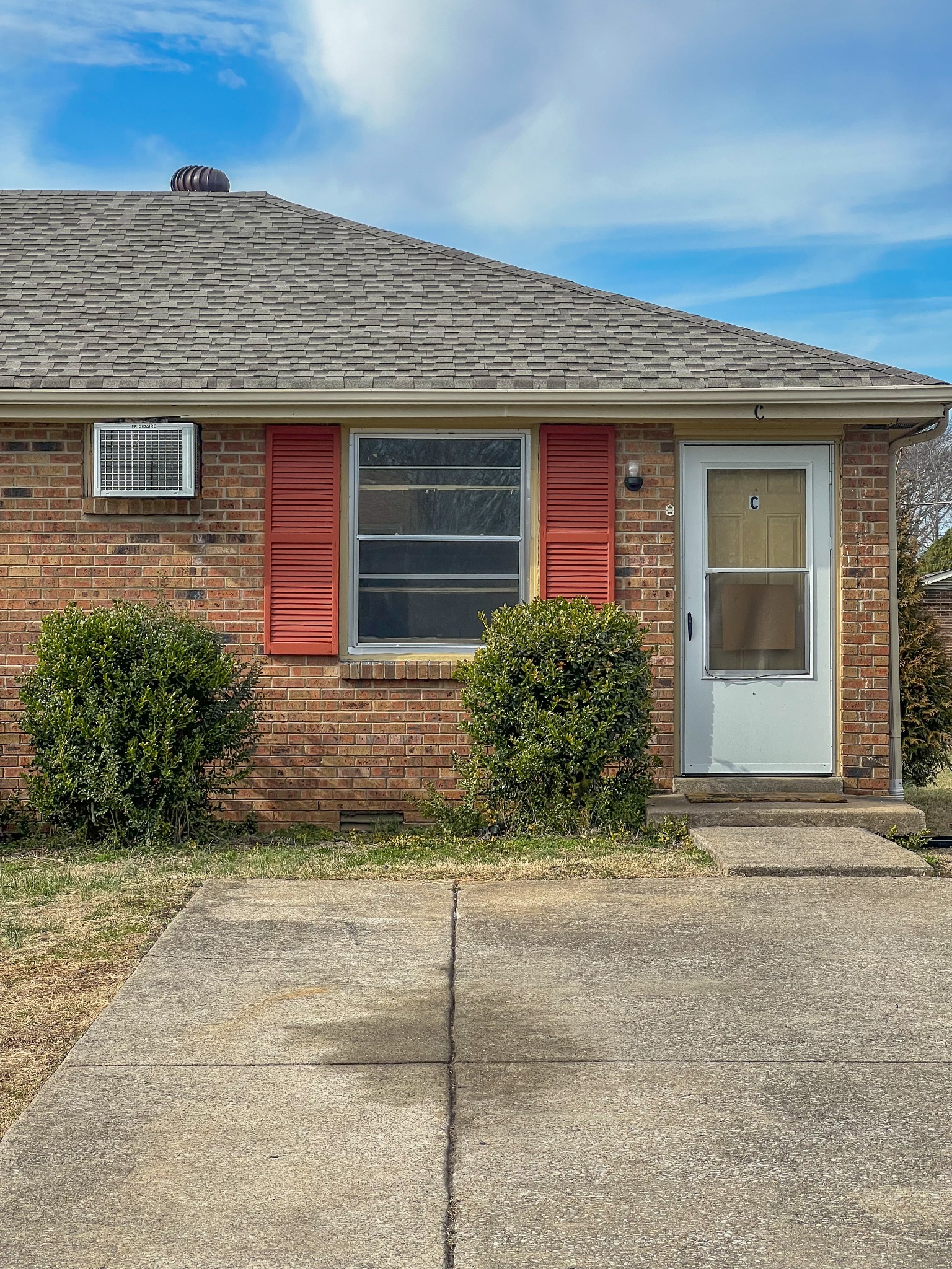 135 Airport Road, Unit C Clarksville, TN 37042 - Photo 2 of 16 front view of a house