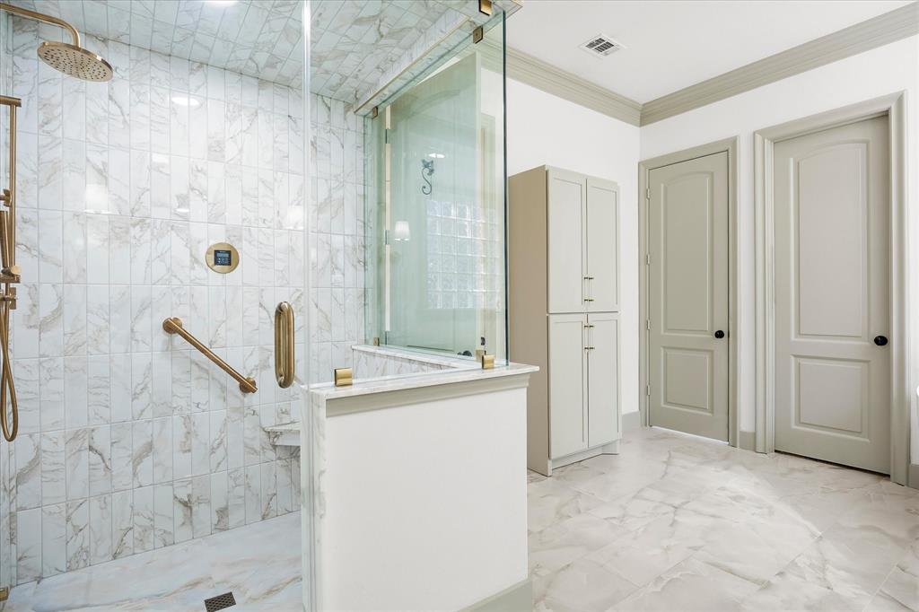 161 Ridgemont Road Heath, TX 75126 - Photo 9 of 40 a bathroom with a bathtub sink and mirror