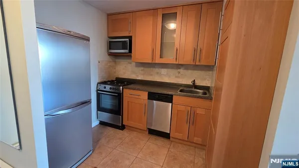 $1,800 | 1 Wall Street, Unit 5C, Fort Lee, NJ 07024