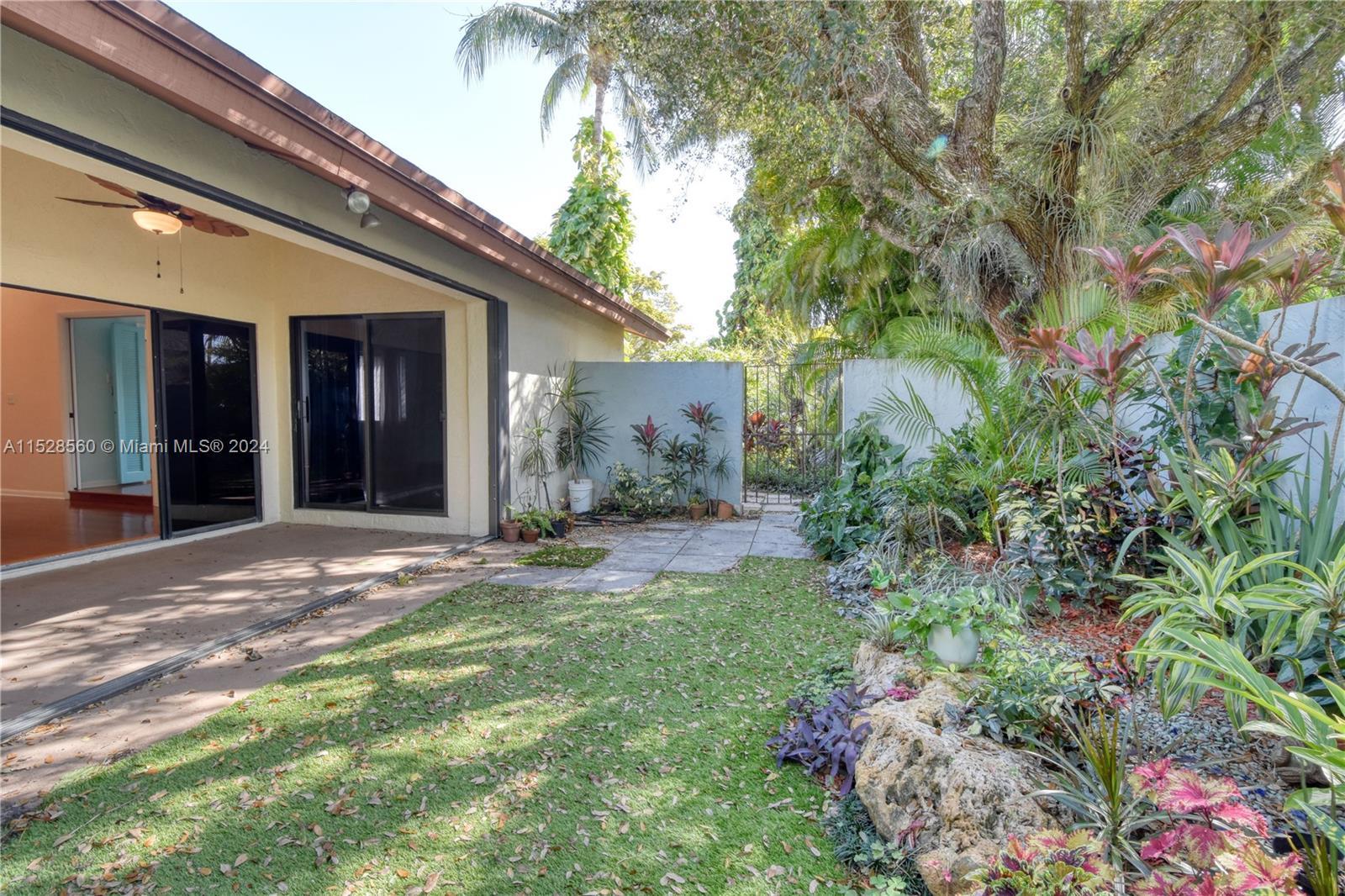 Kendall Miami, FL 33173 - Photo 5 of 8 a view of a entrance front of house