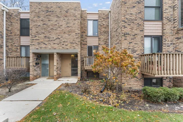 $284,900 | 1609 Waxwing Court, Schaumburg, IL 60173