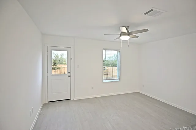 a view of a backyard