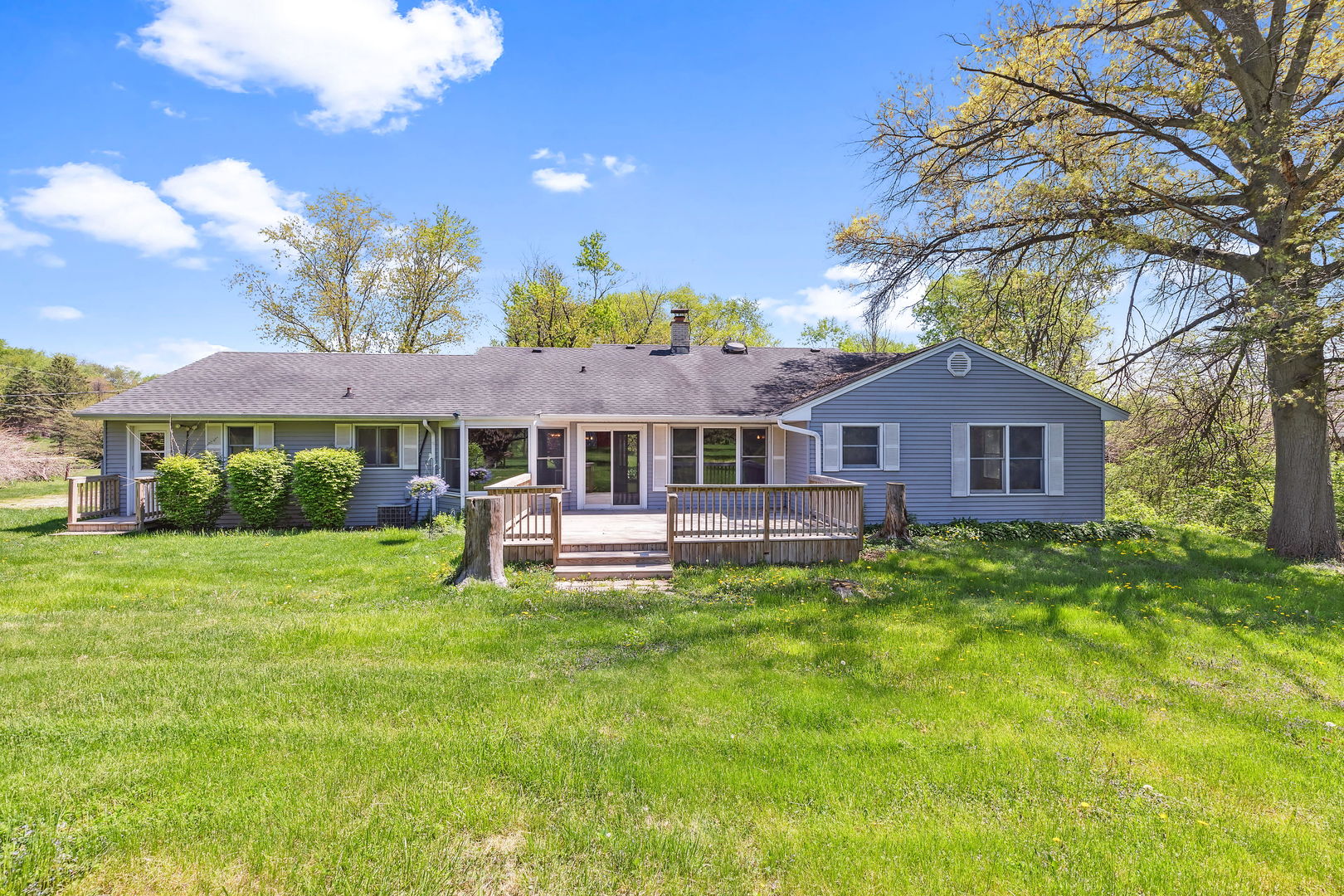 18054 South Parker Road Mokena, IL 60448 - Photo 13 of 21 a front view of a house with garden