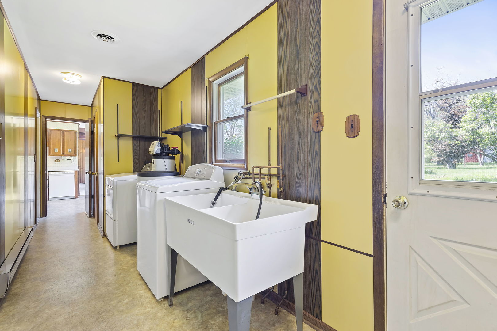 18054 South Parker Road Mokena, IL 60448 - Photo 19 of 21 a bathroom with a sink a bathtub and next to a window