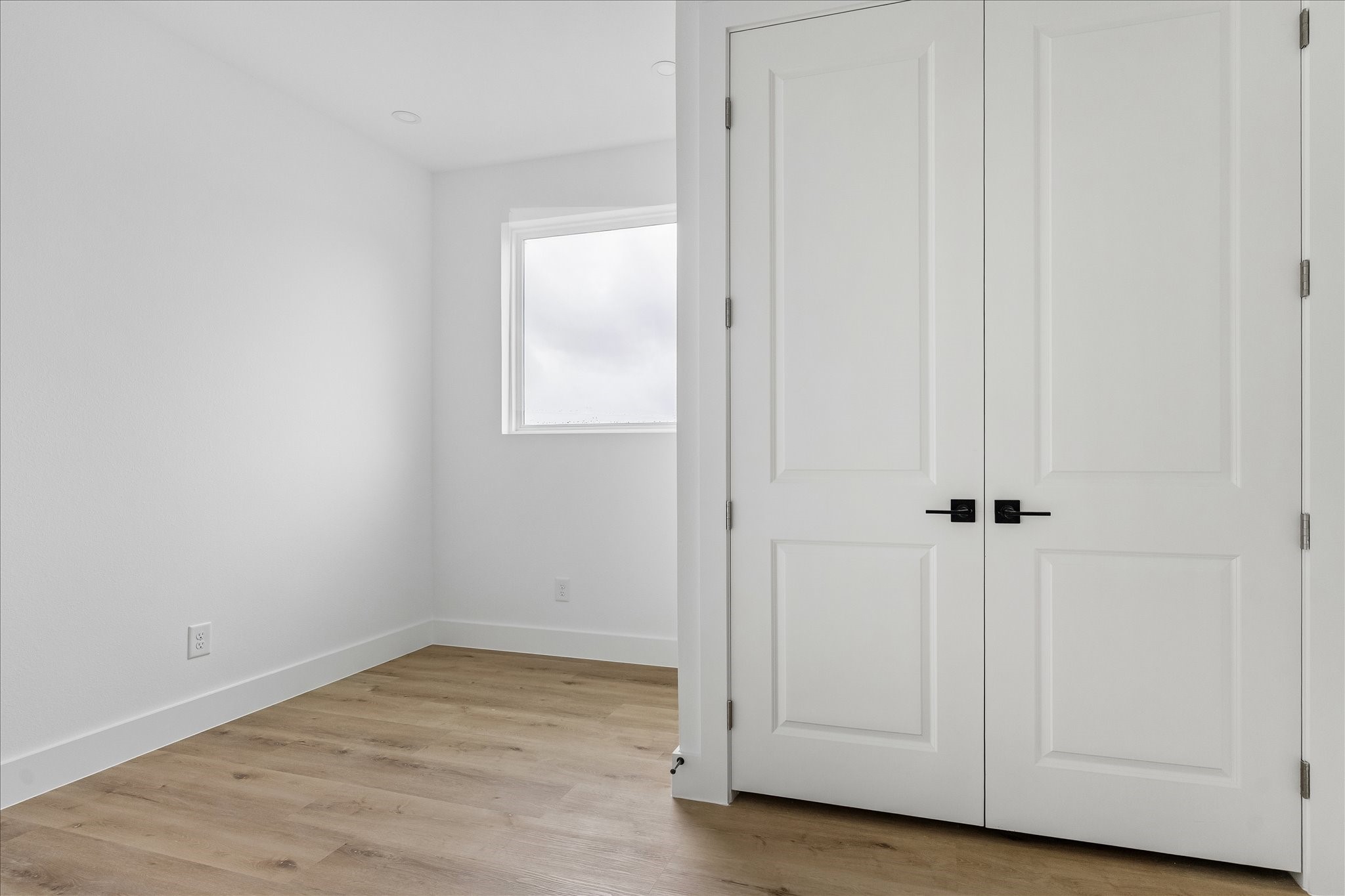 1034 West 17th Street, Unit B Houston, TX 77008 - Photo 18 of 25 The flex space located on the third floor is perfect for an office, Peloton room, or playroom.