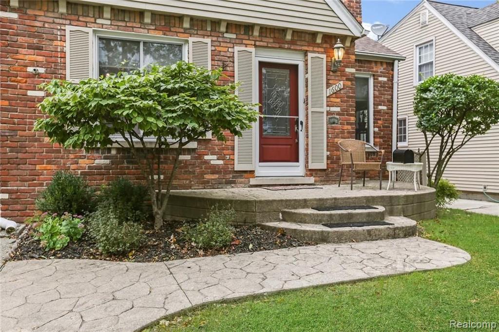 1600 Roslyn Road Grosse Pointe Woods, MI 48236 - Photo 1 of 24
