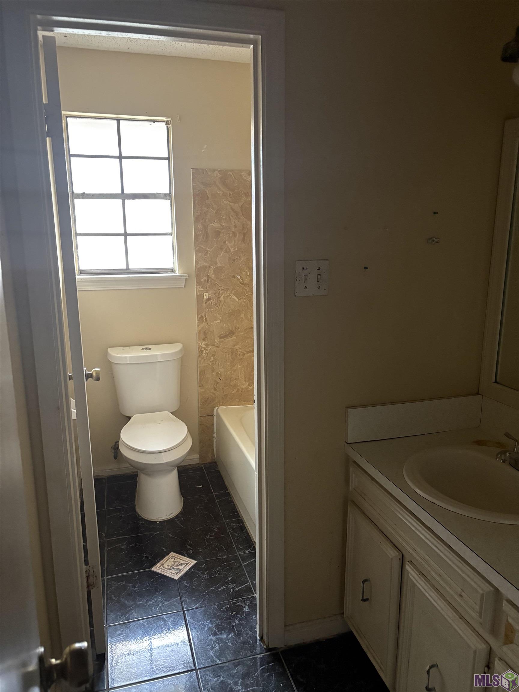 3925 Sarasota Drive Baton Rouge, LA 70814 - Photo 4 of 6 Hall Bath 2