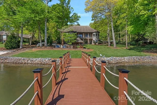 a view of a garden with sitting area