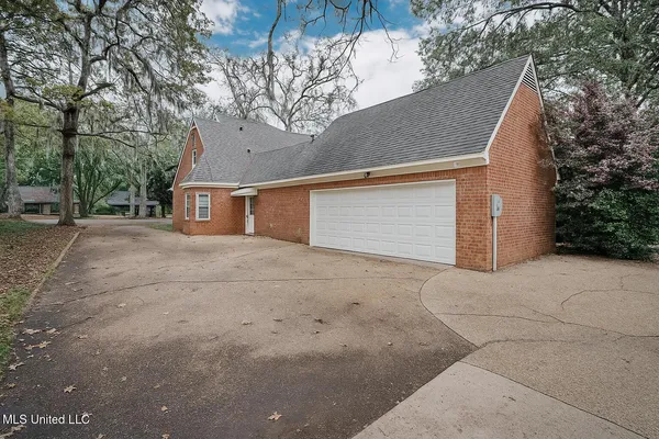 $313,000 | 8 Moss Forest Place, Jackson, MS 39211