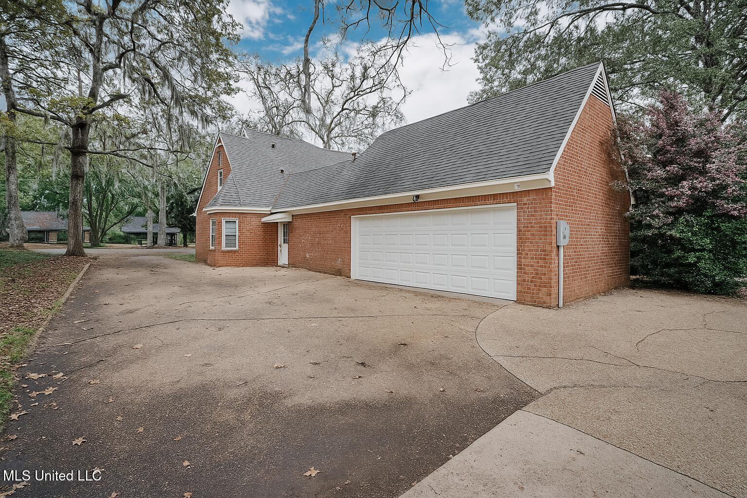 8 Moss Forest Place Jackson, MS 39211 - Photo 3 of 16 outside